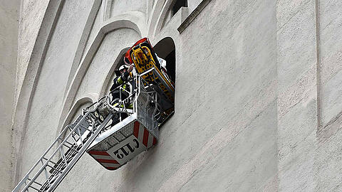Einsatz für die Feuerwehr an der Peterskirche: Eine junge Frau war auf der Aussichtsplattform kollabiert.