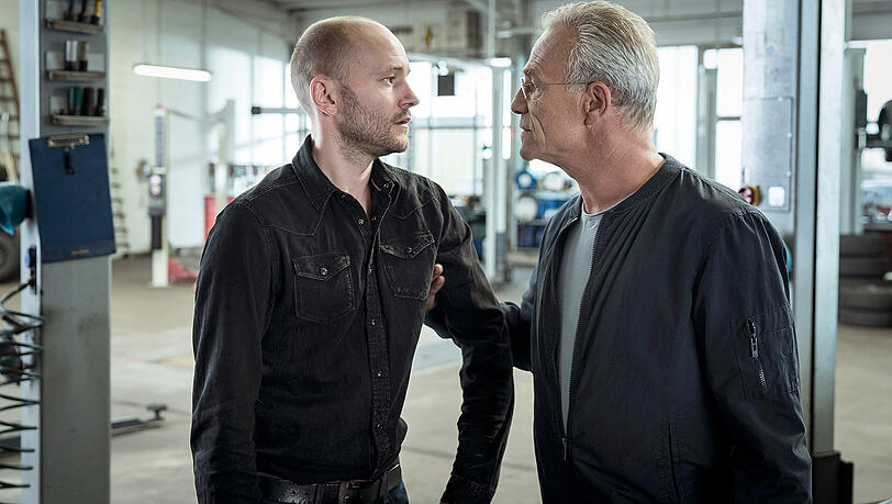 Kommissar Max Ballauf (Klaus J. Behrendt, r) ist sich sofort sicher: Matthes Grevel (Moritz Grove, l) ist der Mörder. Kommissar Max Ballauf (Klaus J. Behrendt, r) ist sich sofort sicher: Matthes Grevel (Moritz Grove, l) ist der Mörder.