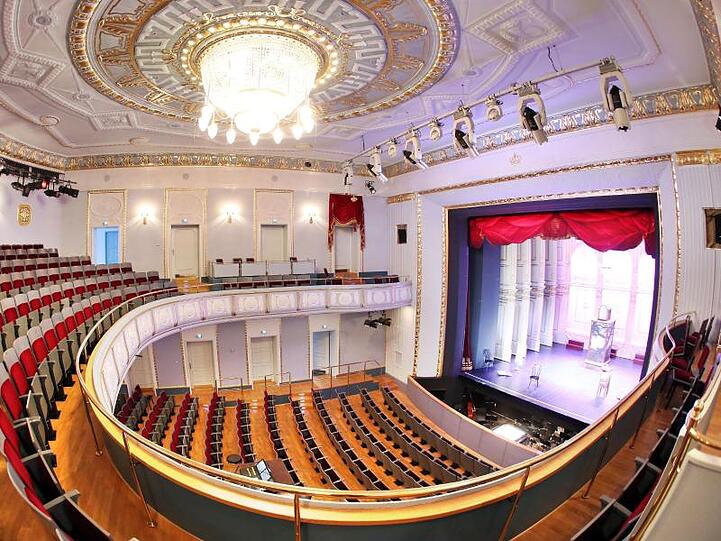 Der Saal des König-Albert-Theaters in Bad Elster. Foto: Jan Woitas/dpa-Zentralbild/dpa/Symbolbild
