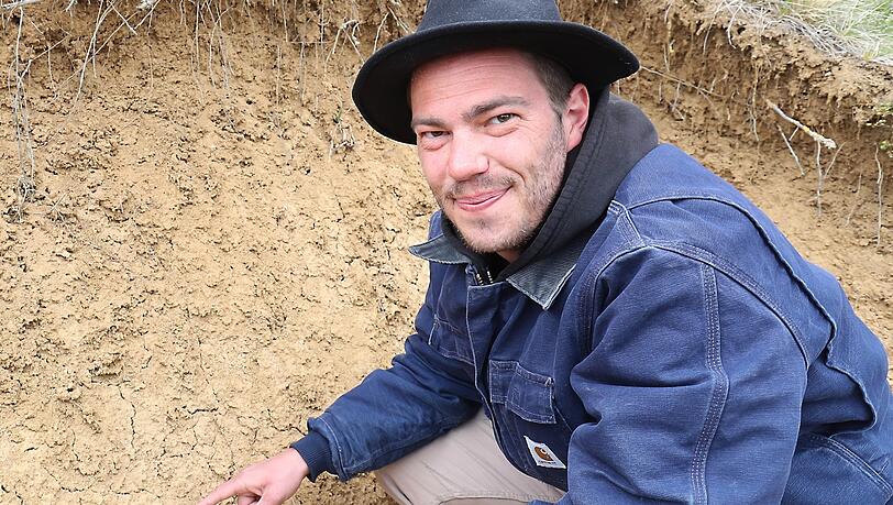 Fabian Hertrich vor einer künstlich geschaffenen Steilwand für die Bienen. Fabian Hertrich vor einer künstlich geschaffenen Steilwand für die Bienen.