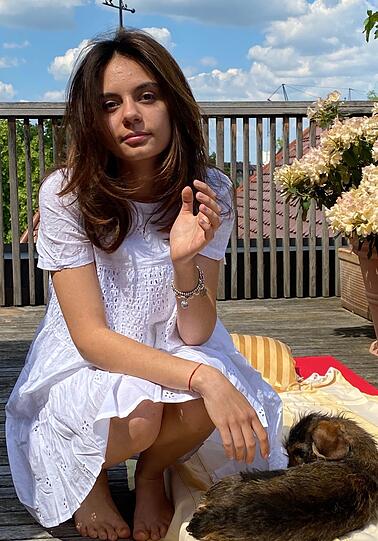Aufgeweckte junge Frau: Fini Dietl (mit Dackel Lulu) freut sich auf ihren 18. - und die Zukunft.
