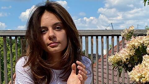 Aufgeweckte junge Frau: Fini Dietl (mit Dackel Lulu) freut sich auf ihren 18. - und die Zukunft.