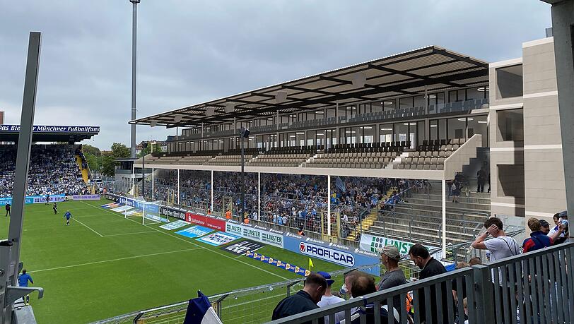 Neuer Oberrang und Logen in Containern über der Ostkurve – so könnte das Grünwalder Stadion nach dem Umbau aussehen. Neuer Oberrang und Logen in Containern über der Ostkurve – so könnte das Grünwalder Stadion nach dem Umbau aussehen.