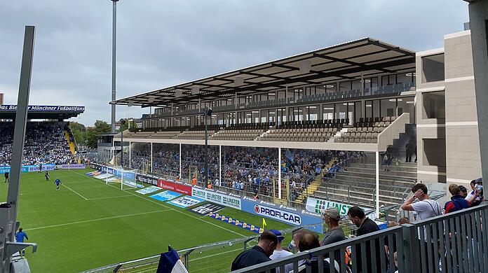 Neuer Oberrang und Logen in Containern über der Ostkurve – so könnte das Grünwalder Stadion nach dem Umbau aussehen.