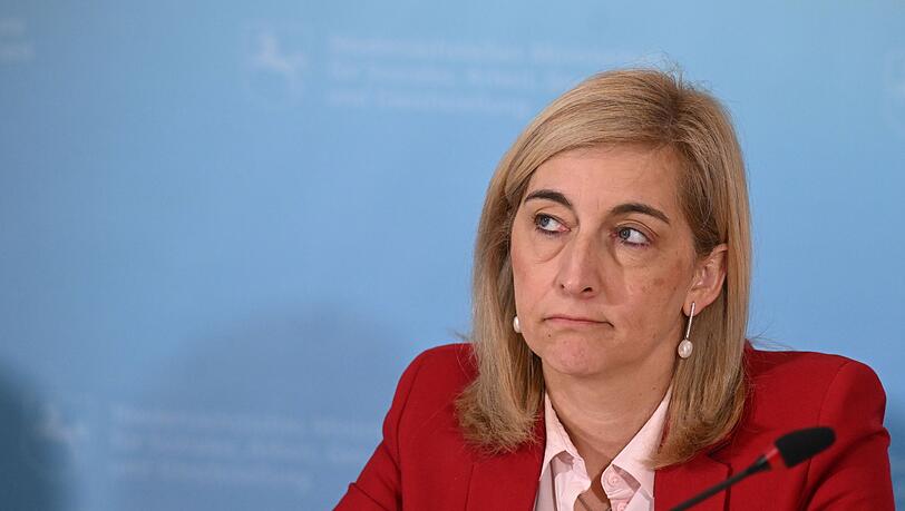 Ministerin Warken hebt das Sparziel f&uuml;r stabile Kassenbeitr&auml;ge an.