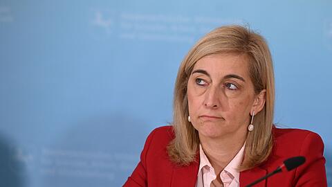 Ministerin Warken hebt das Sparziel f&uuml;r stabile Kassenbeitr&auml;ge an.