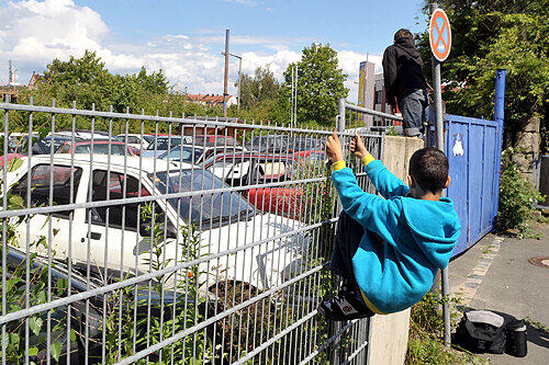 Hier spielten Crash-Kids Unfall. Das Ergebnis sind mehrere geschrottete Autos. Die Kinder auf dem Foto sind nicht die Täter.