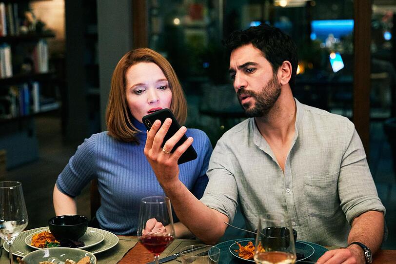 Der Hausmann und die Businesslady: Mit Spannung verfolgen Leo (Elyas M'Barek) und Carlotta (Karoline Herfurth) die ersten eingehenden Nachrichten. Der Hausmann und die Businesslady: Mit Spannung verfolgen Leo (Elyas M'Barek) und Carlotta (Karoline Herfurth) die ersten eingehenden Nachrichten.