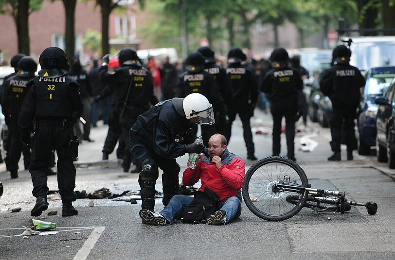Brennende Straßenblockaden und aggressive Demonstranten: Bei einer Kundgebung von Rechtsextremisten zum "Tag der Deutschen Zukunft" kam es am Samstag in Hamburg zu schweren Ausschreitungen. Trotz eines Großaufgebots der Polizei mit mehreren tausend Beamten aus mehreren Bundesländern konnte sie Rechte und linke Gegendemonstranten nicht immer auseinanderhalten. Mehrere tausend Menschen und ein breites Bündnis aus Parteien, Gewerkschaften, Vereinen, Kirchen und anderen gesellschaftlichen Organisationen hatten sich gegen die rechte Kundgebung formiert.