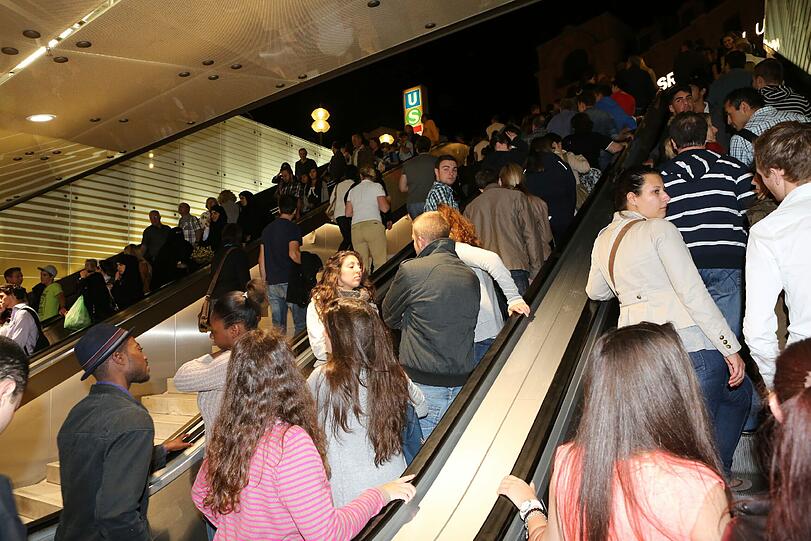 Überfüllte Rolltreppen bis spät in den Abend - die lange Shopping-Nacht ließen sich nur wenige Münchner entgehen.