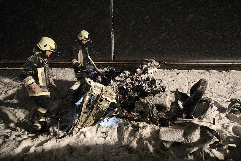 In Surberg bei Traunstein kollidiert ein Railjet-Zug mit dem Auto einer Rentnerin, das auf die Gleise gerutscht ist. Das Auto wird von der Wucht des Aufpralls in zwei Teile zerrissen. Verletzt wird glücklicherweise niemand.