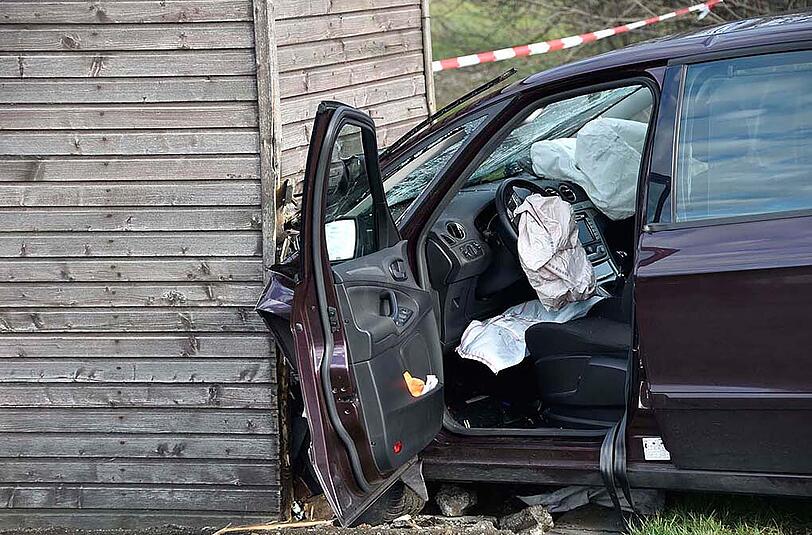 Bilder vom Unfall auf der A9: An der Ausfahrt Fröttmanning raste ein Mann mit seinem Wagen in ein Technikgebäude, welches für das Verkehrsleitsystem auf der Autobahn zuständig ist.