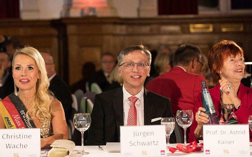 Pastor Jürgen Schwartz (Mitte) sitzt während der Wahl der Miss 50plus Germany 2018 als Jurymitglied zwischen Christine Wache (links) und Prof. Dr. Astrid Kaiser (rechts)