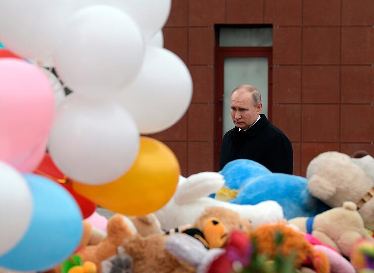 Wladimir Putin, Präsident von Russland, gedenkt der Opfer, die am 25.03. durch einen Brand in einem Einkaufszentrum ums Leben kamen.