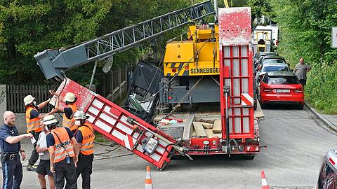 Auf der Siemensallee kracht ein Lkw in einen Tieflader mit einem Kran.