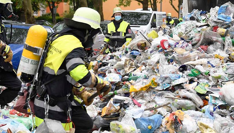 Die Flammen breiteten sich im Ladegut so rasch aus, dass es der Feuerwehr nicht mehr gelang, den Brand von außen über den Ladetrichter unter Kontrolle zu bringen.