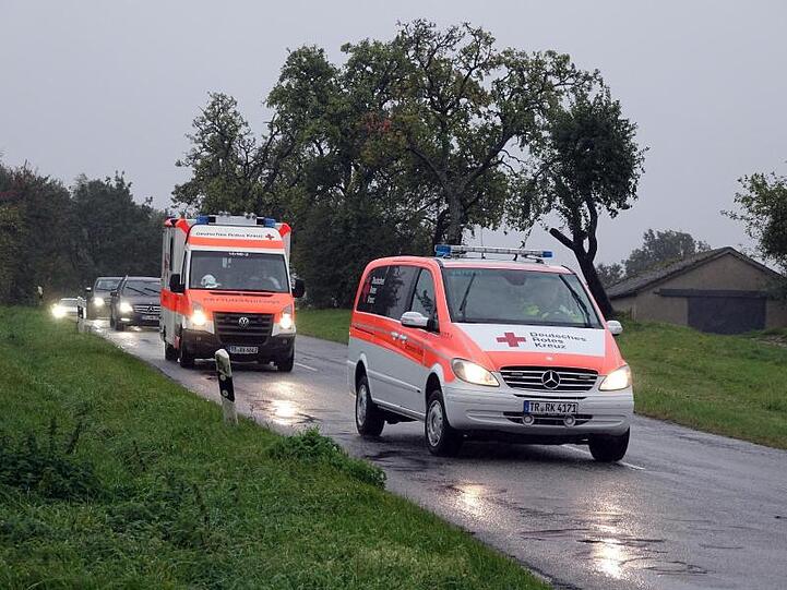 Krankenwagen fahren auf einer Straße nahe der Stelle, wo das Kampfflugzeug abstürzte.