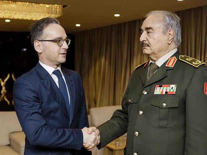General Chalifa Haftar (r.), ein Hauptakteur im libyschen Bürgerkrieg, begrüßt Bundesaußenminister Heiko Maas in seinem Hauptquartier.