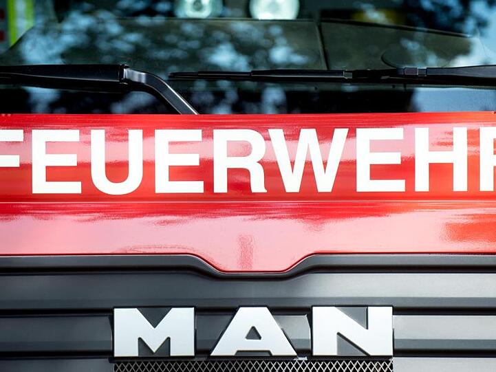 Ein Fahrzeug der Feuerwehr steht am Straßenrand. Foto: Hauke-Christian Dittrich/dpa/Archivbild