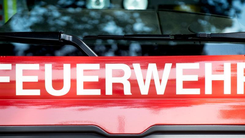 Ein Fahrzeug der Feuerwehr steht am Straßenrand. Foto: Hauke-Christian Dittrich/dpa/Archivbild Ein Fahrzeug der Feuerwehr steht am Straßenrand. Foto: Hauke-Christian Dittrich/dpa/Archivbild