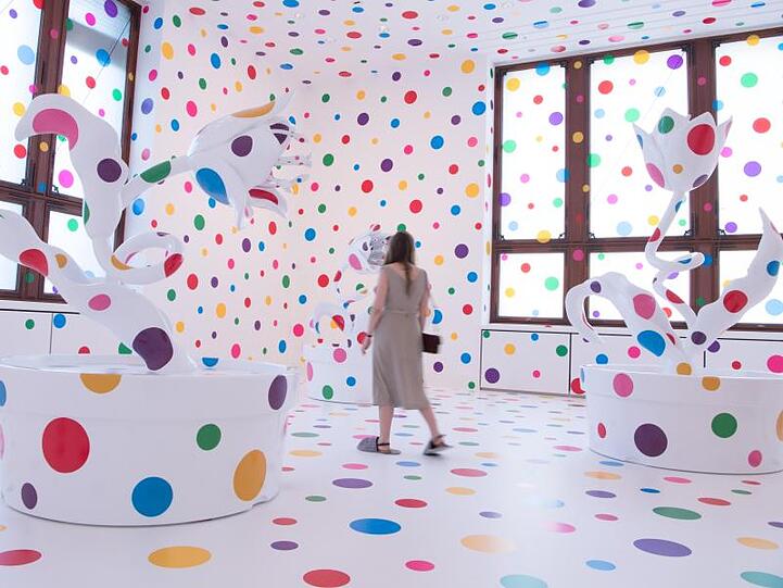 Blick in eine Installation der Künstlerin Yayoi Kusama.