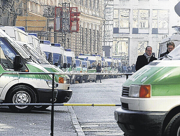 Die Polizei sperrt das Areal rund um den Bayerischen Hof ab.