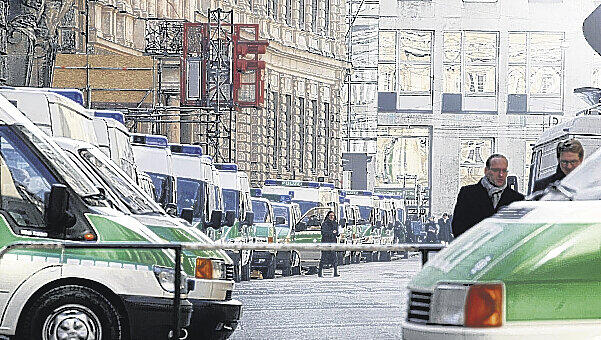 Die Polizei sperrt das Areal rund um den Bayerischen Hof ab. Die Polizei sperrt das Areal rund um den Bayerischen Hof ab.
