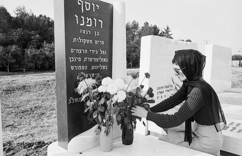 Der düstere Teil der Spiele: Ilana Romano am Grab ihres Mannes Josef Romano. Der israelische Gewichtheber war eines der Todesopfer der Terroranschläge vom 5. September 1972.