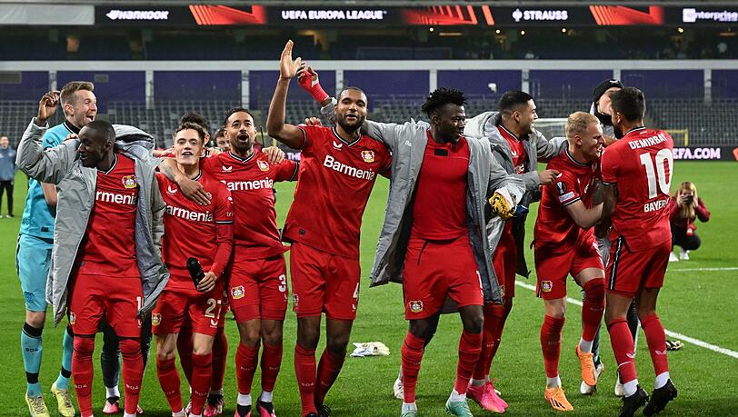 Leverkusens Spieler feiern vor dem Fanblock.