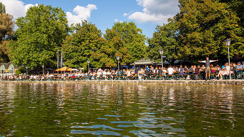 Blick vom Kleinhesseloher See auf den Seehaus-Biergarten.