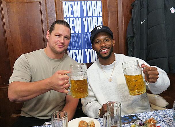 Prost! Gönnen sich eine kurze Pause vom Fan-Trubel im Hofbräuhaus: die gefeierten Ex-Giants Victor Cruz (r.) und Markus Kuhn.