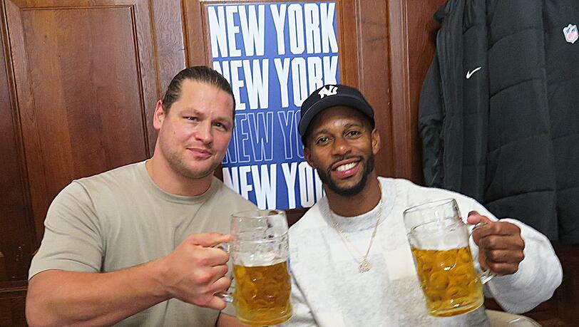 Prost! Gönnen sich eine kurze Pause vom Fan-Trubel im Hofbräuhaus: die gefeierten Ex-Giants Victor Cruz (r.) und Markus Kuhn. Prost! Gönnen sich eine kurze Pause vom Fan-Trubel im Hofbräuhaus: die gefeierten Ex-Giants Victor Cruz (r.) und Markus Kuhn.