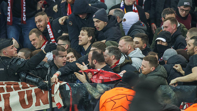 Viele Fans des FC Bayern müssen nach dem Spiel gegen Paris Saint-Germain wohl bis zu sieben Stunden vor dem Stadion warten (Archivbild).