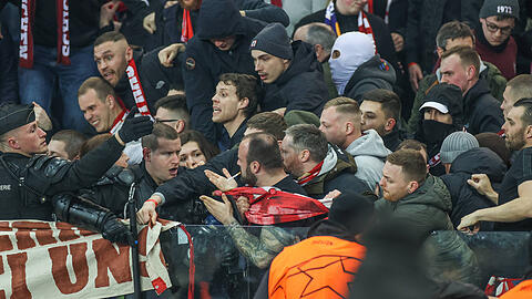 Viele Fans des FC Bayern müssen nach dem Spiel gegen Paris Saint-Germain wohl bis zu sieben Stunden vor dem Stadion warten (Archivbild).
