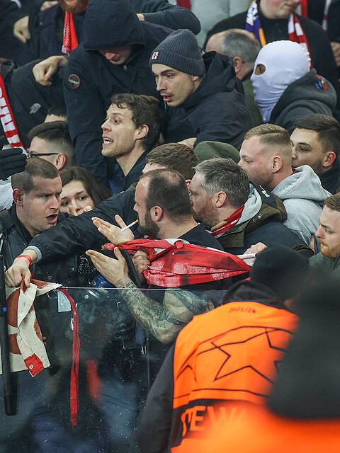 Viele Fans des FC Bayern müssen nach dem Spiel gegen Paris Saint-Germain wohl bis zu sieben Stunden vor dem Stadion warten (Archivbild).