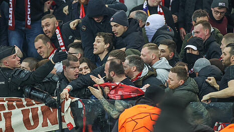 Viele Fans des FC Bayern müssen nach dem Spiel gegen Paris Saint-Germain wohl bis zu sieben Stunden vor dem Stadion warten (Archivbild).