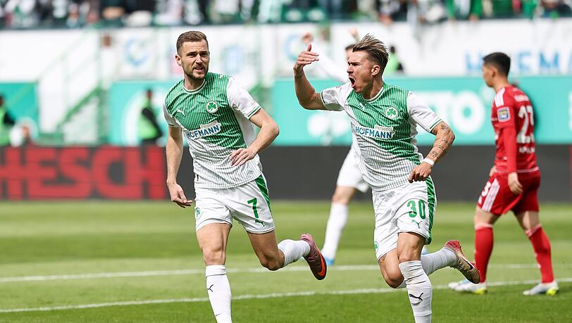 F&uuml;rths Felix Klaus (r) bejubelt sein Tor zum 1:0.