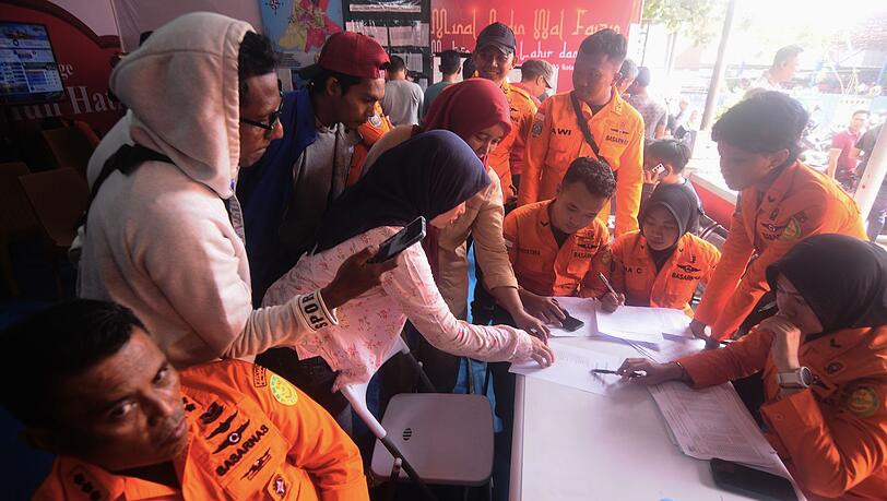 Nach einem Fährunglück in Indonesien werden zahlreiche Menschen vermisst. Nach einem Fährunglück in Indonesien werden zahlreiche Menschen vermisst.