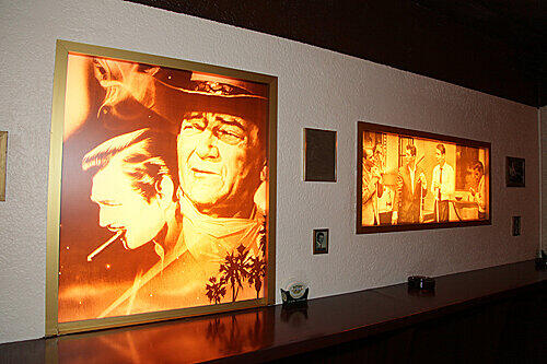 John Wayne, Cary Grant, Anthony Perkins, Marilyn Monroe: Die Helden der Generation 50plus verschönern die Wände.