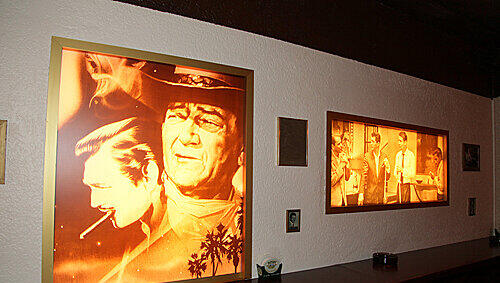 John Wayne, Cary Grant, Anthony Perkins, Marilyn Monroe: Die Helden der Generation 50plus verschönern die Wände. John Wayne, Cary Grant, Anthony Perkins, Marilyn Monroe: Die Helden der Generation 50plus verschönern die Wände.