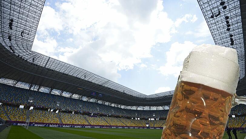 Weil die deutschen Fans gerne Bier trinken, produzieren die Brauereien im ukrainischen Lwiw mehr. Am Samstag spielt die Nationalelf dort ihr Auftaktspiel gegen Portugal. Weil die deutschen Fans gerne Bier trinken, produzieren die Brauereien im ukrainischen Lwiw mehr. Am Samstag spielt die Nationalelf dort ihr Auftaktspiel gegen Portugal.