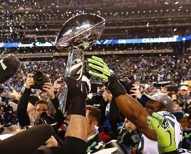 Nach dem Sieg gab es für die Seahawks kein Halten mehr. Die Bilder von der Siegerehrung.