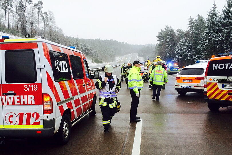 Bei dem schweren Reisebus-Unfall auf der A4 bei Bad Hersfeld sind vier Menschen gestorben. 40 weitere Insassen wurden verletzt.