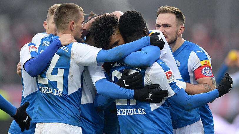 Kieler Jubel im den Torschützen zum 1:1 - Kingsley Schindler (Mitte).