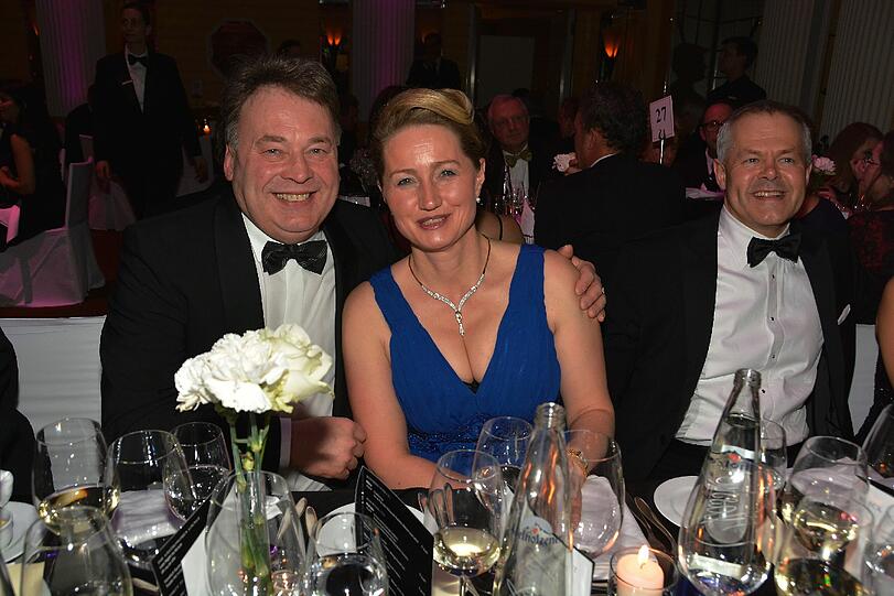 Genießen das Pracht-Buffet im Bayerischen Hof: Ernährungsminister Helmut Brunner mit Frau Diana.