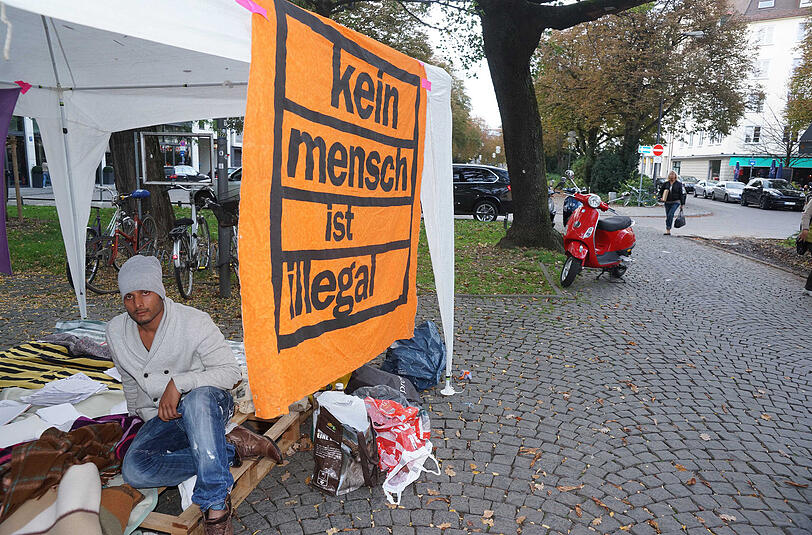 Flüchtling Muhamad Qasim unter seinem Zelt am Sendlinger Tor.