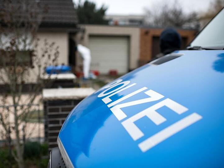 Ein Wagen der Berliner Polizei vor dem Haus, in dem Rebecca die Nacht vor ihrem Verschwinden verbrachte.