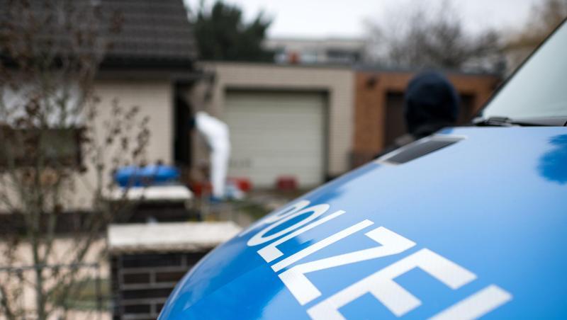 Ein Wagen der Berliner Polizei vor dem Haus, in dem Rebecca die Nacht vor ihrem Verschwinden verbrachte. Ein Wagen der Berliner Polizei vor dem Haus, in dem Rebecca die Nacht vor ihrem Verschwinden verbrachte.