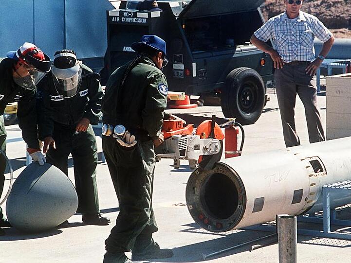 Demontage der ersten neun Startlafetten von insgesamt 114 in Deutschland stationierten Pershing-Raketen im Jahre 1988.