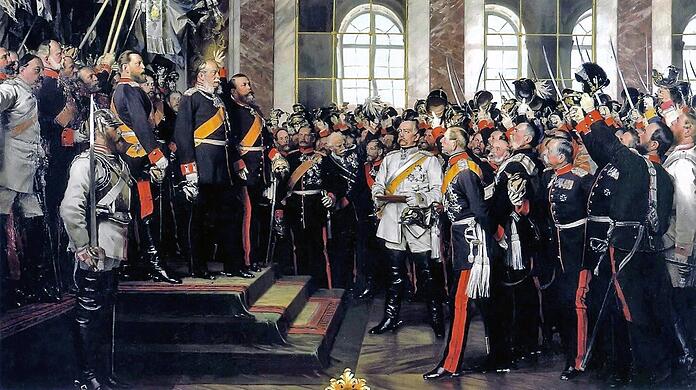 Der preußische Kronprinz Friedrich Wilhelm (rechts hinter dem Kürassier) ließ im Januar 1871 den Maler Anton von Werner von Karlsruhe ins Große Hauptquartier nach Versailles bitten, damit er etwas seines "Pinsels Würdiges" erlebe. Dass es sich dabei um die Proklamation des Deutschen Kaiserreiches handeln würde, erfuhr Werner erst unmittelbar zuvor. Sein Gemälde zeigt den Moment, in dem der Großherzog von Baden den neuen Kaiser hochleben lässt. Vorn, in weißer Uniform, Reichskanzler Otto von Bismarck.